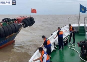 6 Crew Members Rescued From A Sinking Ship Along The Coast Of Xiangshan, Ningbo