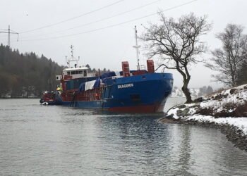 Ship grounded in Sweden's Gota River image description