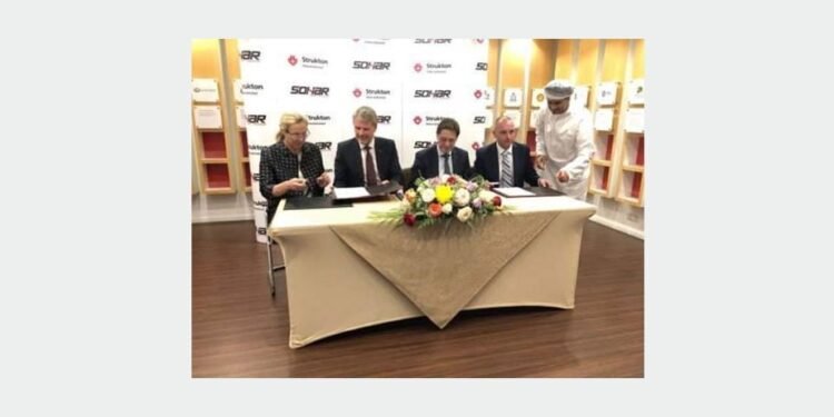 Sigrid Kaag, Dutch Minister of Foreign Affairs, Mark Geilenkirchen, CEO Port of Sohar, Chris Raijmakers, Director Middle East Strukton International and Yvo de Zwart, Operational Manager, Rock International Oman at the MOU signing