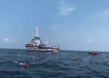 Video: More Than 70 Migrants On a Rescue Ship Jump Into Sea in Frustration