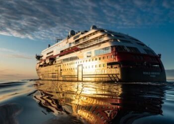 MS Roald Amundsen on its way through the Norwest passage PHOTO KARSTEN BIDSTRUP-HURTIGRUTEN