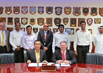 Terry McGowan, President and CEO, Thordon Bearings (seated right), and Mohammad Rizal (left), Chief Operating Officer of Drydocks World-Dubai, sign an agreement that affirms the two companies’ efforts to convert ships to seawater lubricated propeller shaft lines from oil