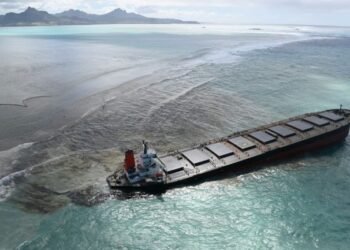 mauritius oil spill grounding travel guide