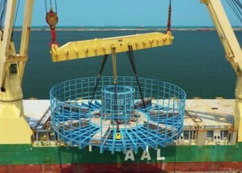 AAL Nanjing discharging the giant cable carousel in Taiwan