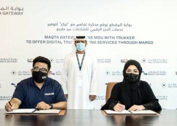 Dr Noura Al Dhaheri, Head of Abu Dhabi Ports’ Digital Cluster, and CEO of Maqta Gateway, and Gaurav Biswas, Founder and CEO of TruKKer, sign an agreement to offer customers truck booking services through MARGO