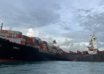 containership hits grounded ship in Indonesia and grounds