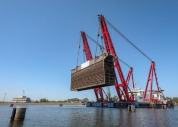 Lifting of second lock gate of P. Vandammesluis - Port of Zeebrugge (Belgium)