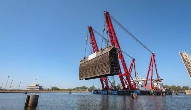 Lifting of second lock gate of P. Vandammesluis - Port of Zeebrugge (Belgium)