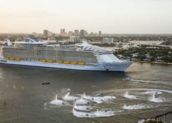 harmony-of-the-seas-sets-sail