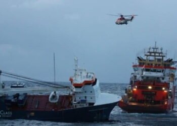 emergency effort secures tow line to drifting vessel
