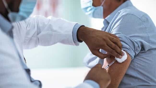 covid vaccine injecting