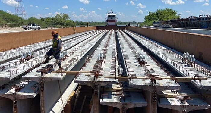Stevens Towing sustains South Carolina Bridge building job image description