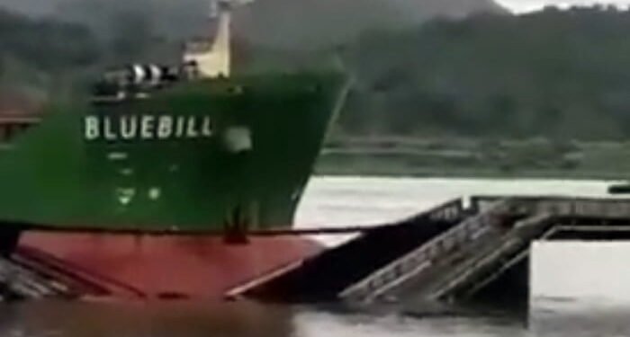 VIDEO CLIP: Bulker transiting Panama Canal bangs right into train bridge image description