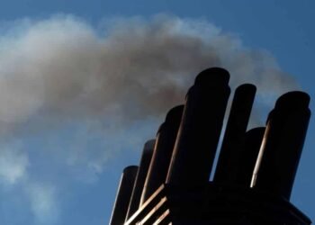 IMO-Arctic-Pollution-SummitAJAXNETPHOTO. AT SEA, ENGLISH CHANNEL. - EXHAUST EMISSIONS - DIESEL ENGINE EXHAUST SMOKE FROM A SHIP'S FUNNEL.PHOTO: JONATHAN EASTLAND/AJAX/Alamy