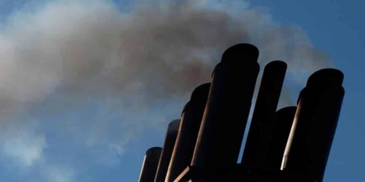 IMO-Arctic-Pollution-SummitAJAXNETPHOTO. AT SEA, ENGLISH CHANNEL. - EXHAUST EMISSIONS - DIESEL ENGINE EXHAUST SMOKE FROM A SHIP'S FUNNEL.PHOTO: JONATHAN EASTLAND/AJAX/Alamy