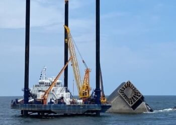 salvage preparing to refloat Seacor Power