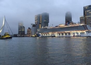 Rotterdam 23 december 2020 Eerste LNG-cruiseschip Mardi Grass bunkert in Rotterdam, bunkerschip LNG London