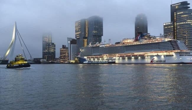 Rotterdam 23 december 2020 Eerste LNG-cruiseschip Mardi Grass bunkert in Rotterdam, bunkerschip LNG London