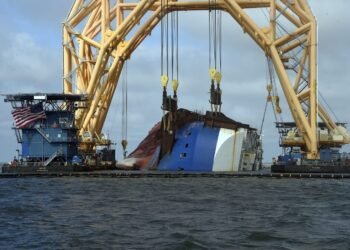 VB10000 Starts Cutting Golden Ray Wreck