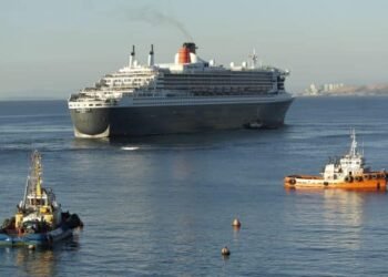 QM2 Sailing maneuver from Valparaiso Port - Chile 2 - Inchcape