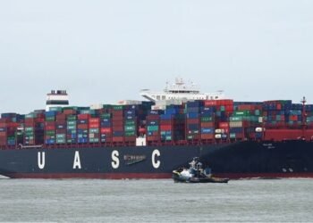 Sajir,-under-UASC-livery,-sails-into-Rotterdam-on-fuel-oil,-but-it-will-shortly-arrive-under-Hapag-Lloyd-livery-and-fuelled-by-LNG-(photo-by-Kees-Torn)