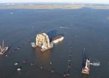 Golden Ray Cutting Awaits Weather Window