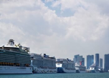 Industry Extends U.S. Cruise Suspension to October 31