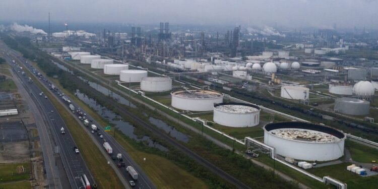 Hurricane Delta’s Winds Topple Gear, Disrupt U.S. Oil Refineries