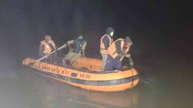 India: 8 Trucks Slide From Cargo Vessel And Sink Into River Ganga, 2 People Missing