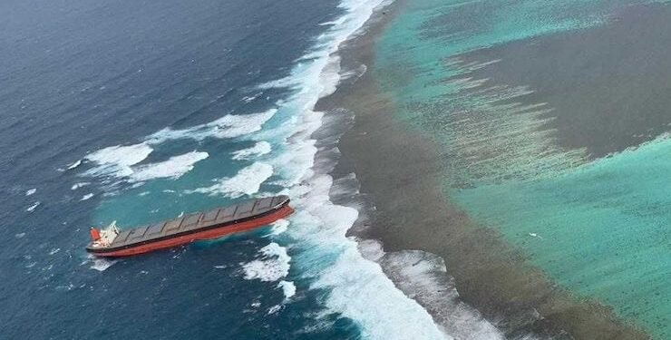 Large Bulk Carrier Runs Aground in Mauritius