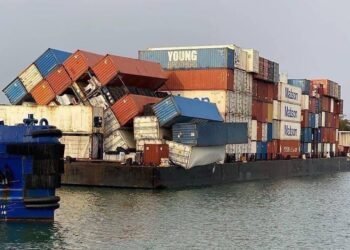 Salvors Work to Locate and Retrieve Overboard Containers Off Hilo