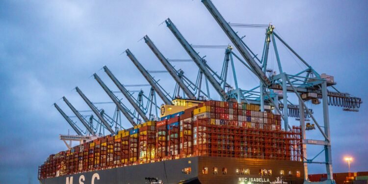 New Cargo Handling World Record Set at Port of Los Angeles