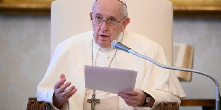 Pope Francis Pays Tribute to Seafarers Stuck at Sea