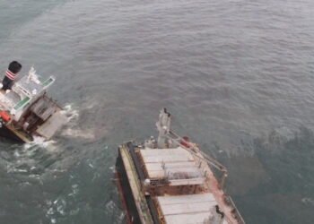 oil leaks from wrecked vessel off Japan