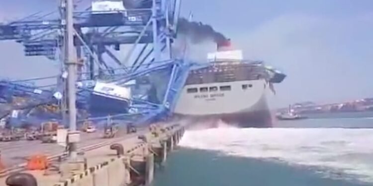 Caught on Camera: Containership Takes Out Crane in Busan, South Korea Caught on Camera: Containership Takes Out Crane in Busan, South Korea