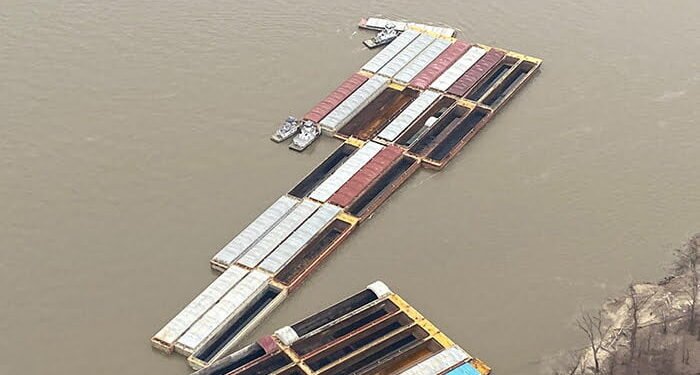 USCG replies to multi-barge breakaway image description