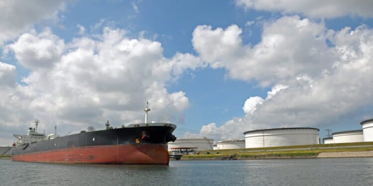 Oil Market So Glutted Traders Use Tiny Barges to Store Fuels taanker