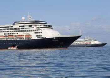 Florida Agrees to Let Holland America Cruise Ships Dock