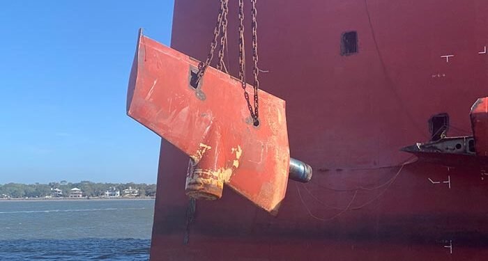 Responders eliminate tail and also prop from Golden Ray image description