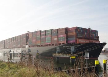World’s First Large Container Ship Converted To Run On LNG Visits Calandkanaal