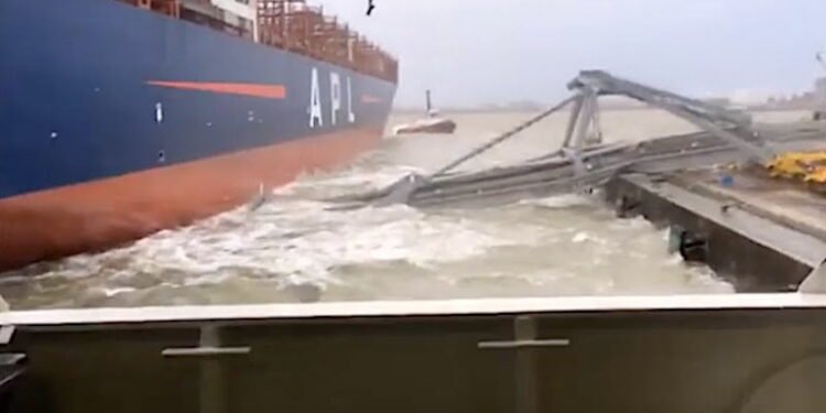 Incident Video: APL Containership Collapses Crane at Port of Antwerp Incident Video: APL Containership Collapses Crane at Port of Antwerp