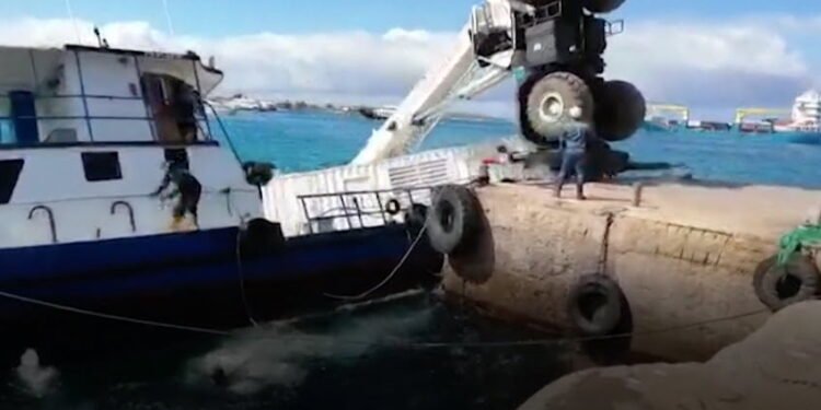 Ecuador Concerned Sunken Barge Recovery in Galapagos – Incident Video