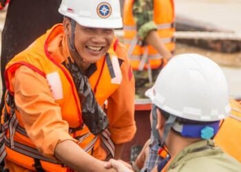 SAR Officer From Vietnam Risked His Own Life To Save 12 Others; Awarded For Exceptional Bravery At Sea