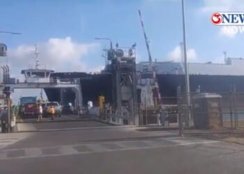 Watch: LNG Carrier Gives Port Aransas Ferry Passengers a Scare
