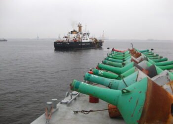 Spinning in the Current: Turning a Barge Loaded with Buoys in the C & D Canal