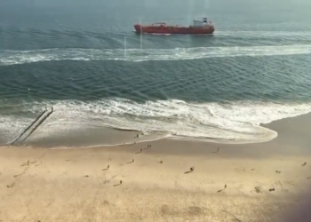 Watch: Ship’s Wake Sends Beachgoers Scrambling