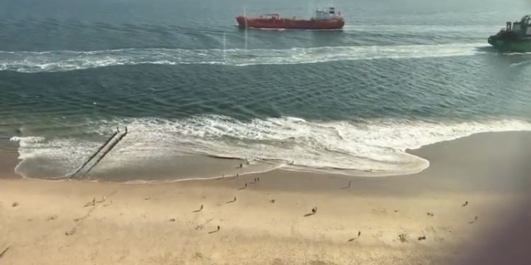 Watch: Ship’s Wake Sends Beachgoers Scrambling