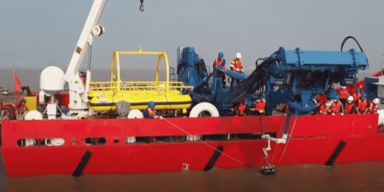 First Time: China Achieves Breakthrough With Shipborne Unmanned Submersible Retractable System