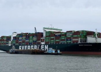 attempt to refloat grounded containership Ever Forward