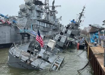 WWII Destroyer ‘USS The Sullivans’ Submerges